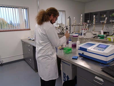 Albert Caron, technicien R&D en Phytochimie anciennement chez BioForExtra, continue à travailler sur le programme Valorextract dans le laboratoire de Lévis au Québec.