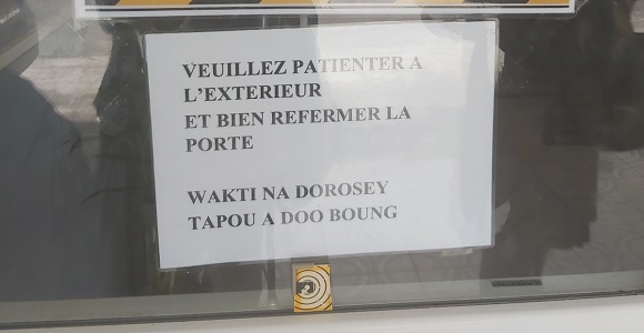 Affichette dans une vitrine à Saint-Laurent du Maroni Crédit photo Bettina Migge