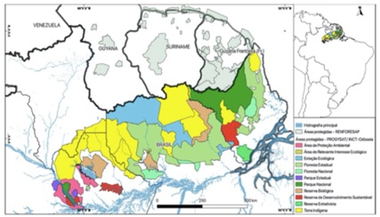 Cette carte identifie les multiples statuts réglementaires des espaces protégés entre le plateau des Guyanes et l’Amazonie (Romero Gomes, 2021).