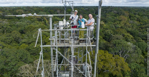 Selfie de scientifiques sur la tour Guyaflux au milieu de la station de Paracou - Crédit photo PhenObs